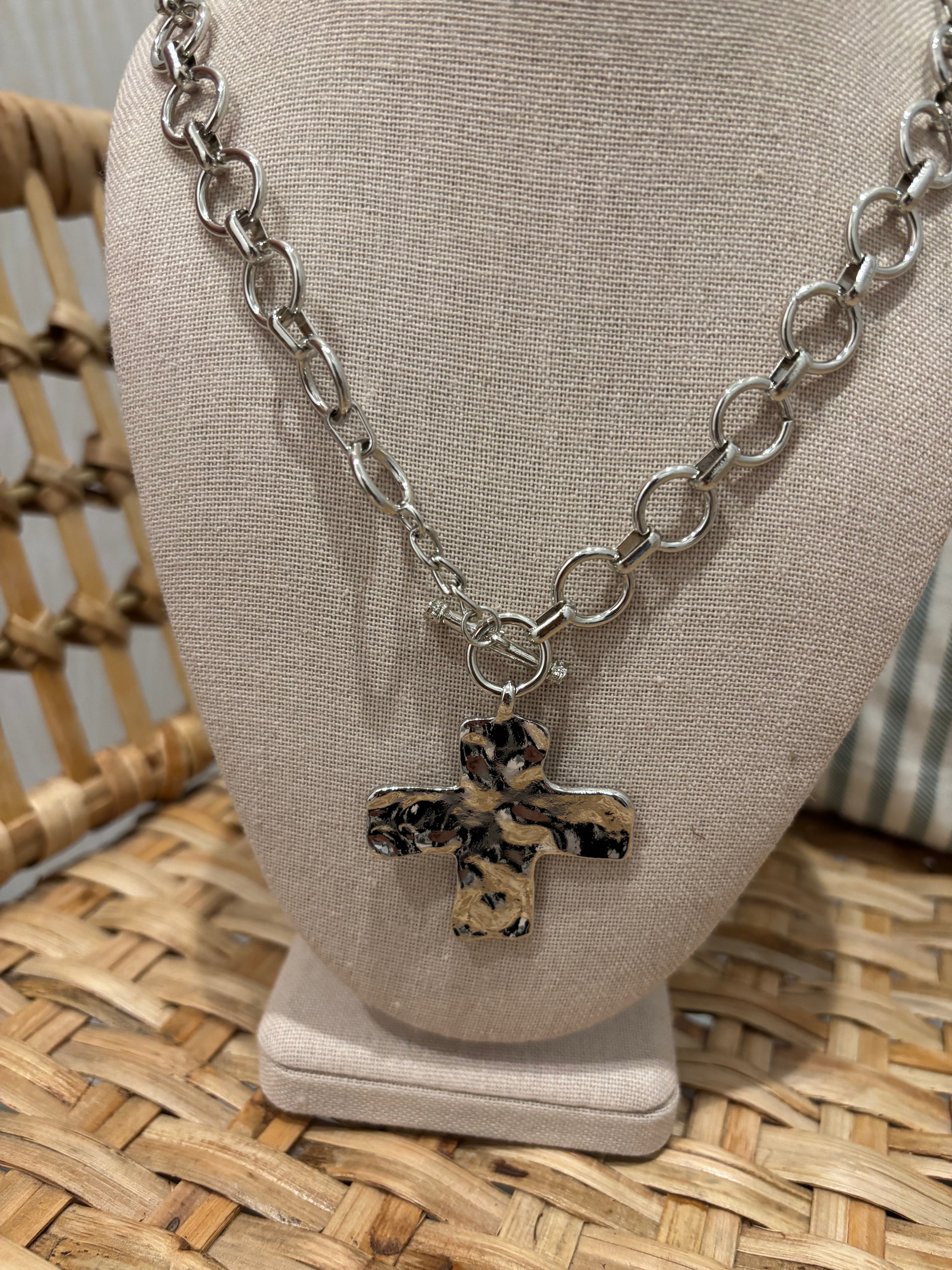 Hammered Cross Toggle Necklace | Silver