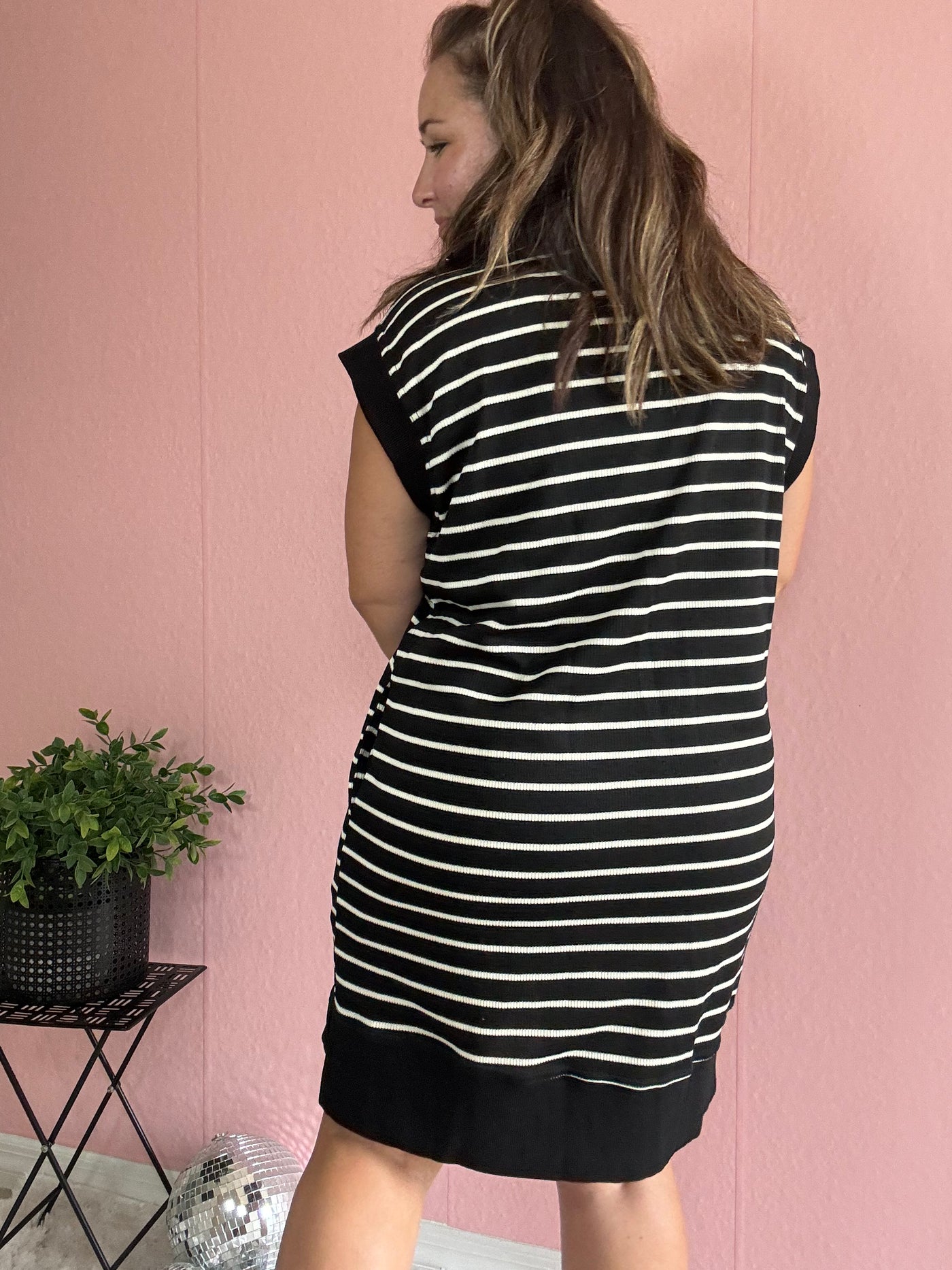 Cap sleeve everyday dress in black and white