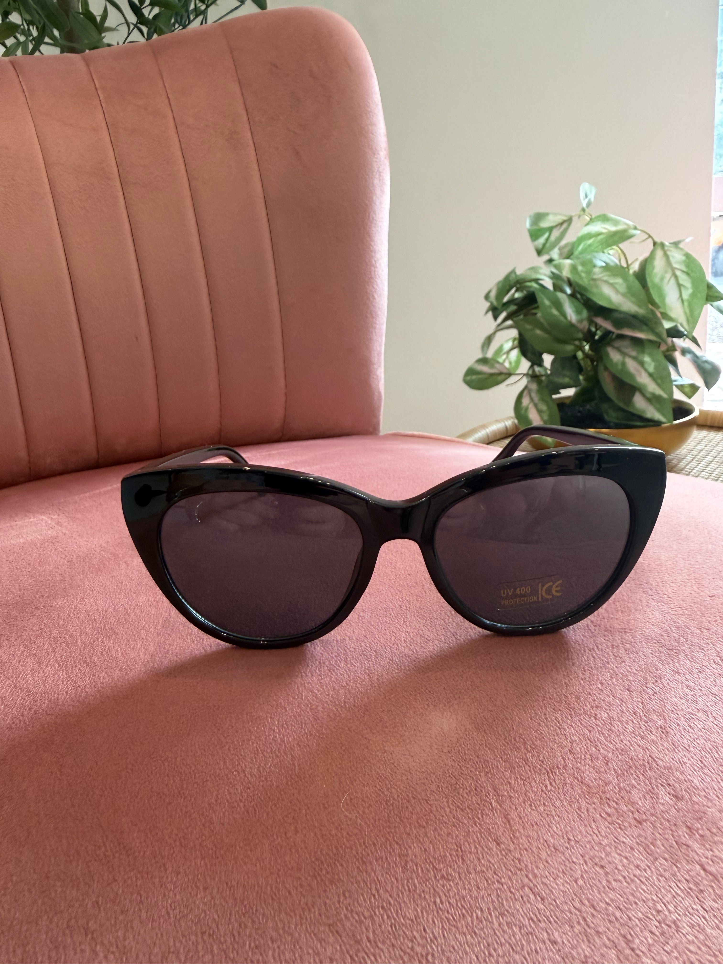 Cateye Frame Sunglasses | Black with Black Lenses