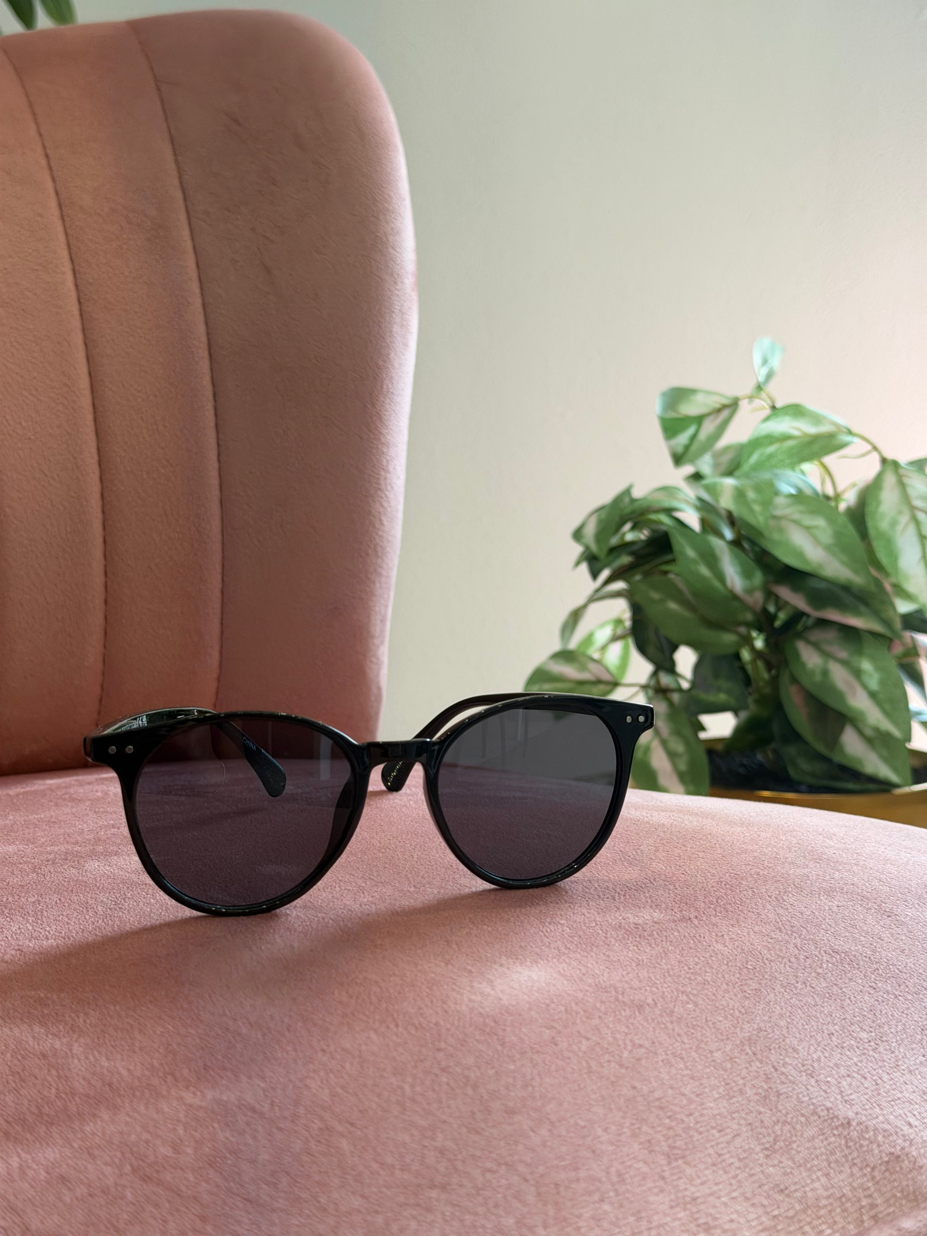 Round Frame Sunglasses | Black with Black Lenses