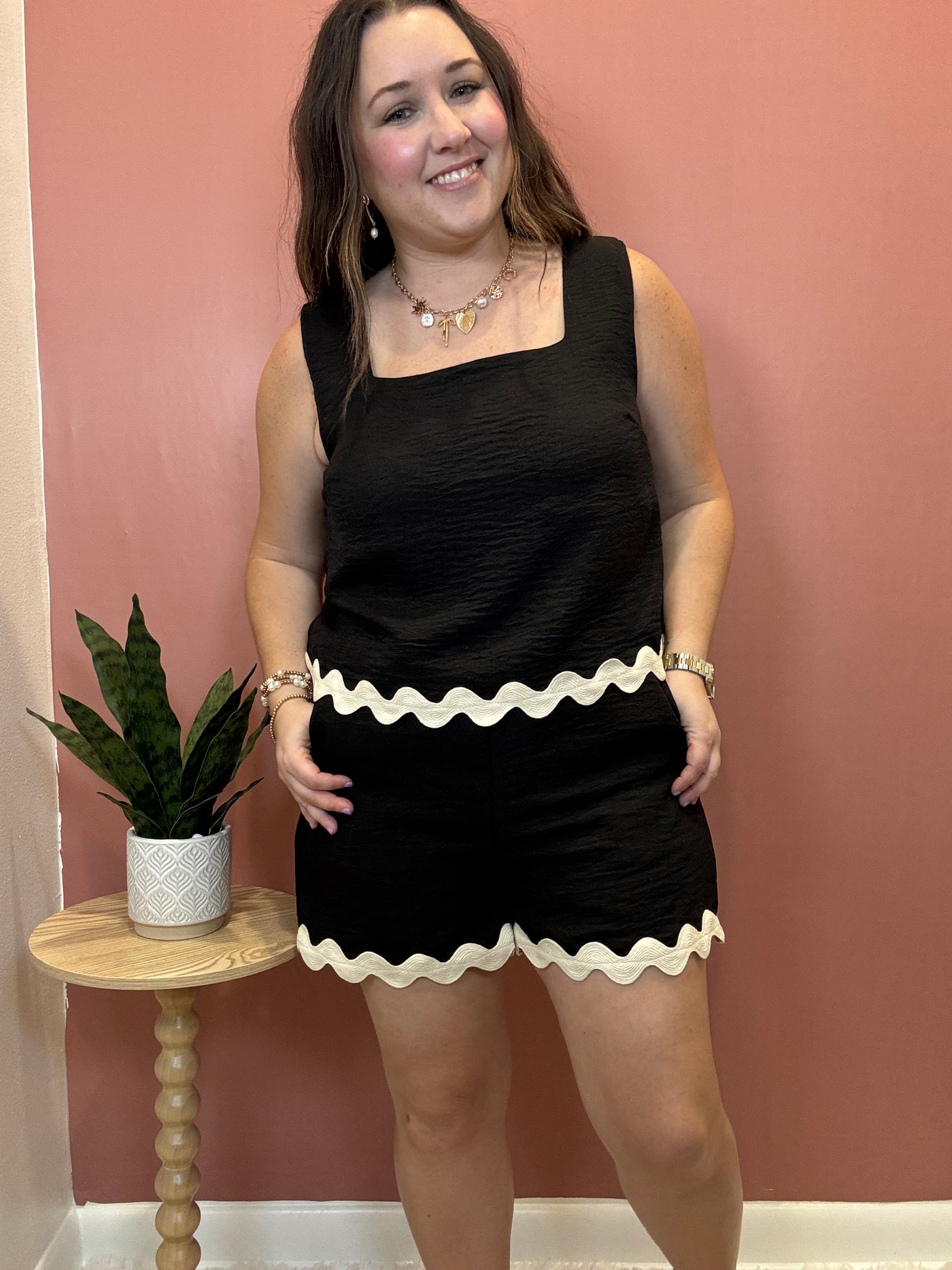 Contrast Wavy Hem Sleeveless Top