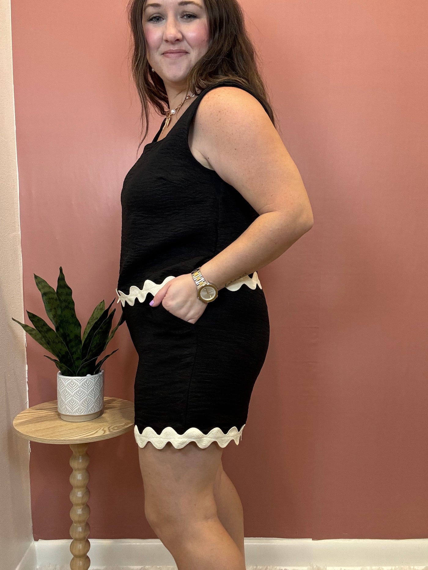 Contrast Wavy Hem Sleeveless Top