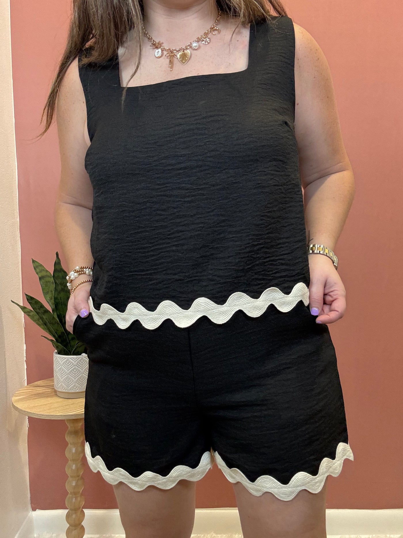 Contrast Wavy Hem Sleeveless Top