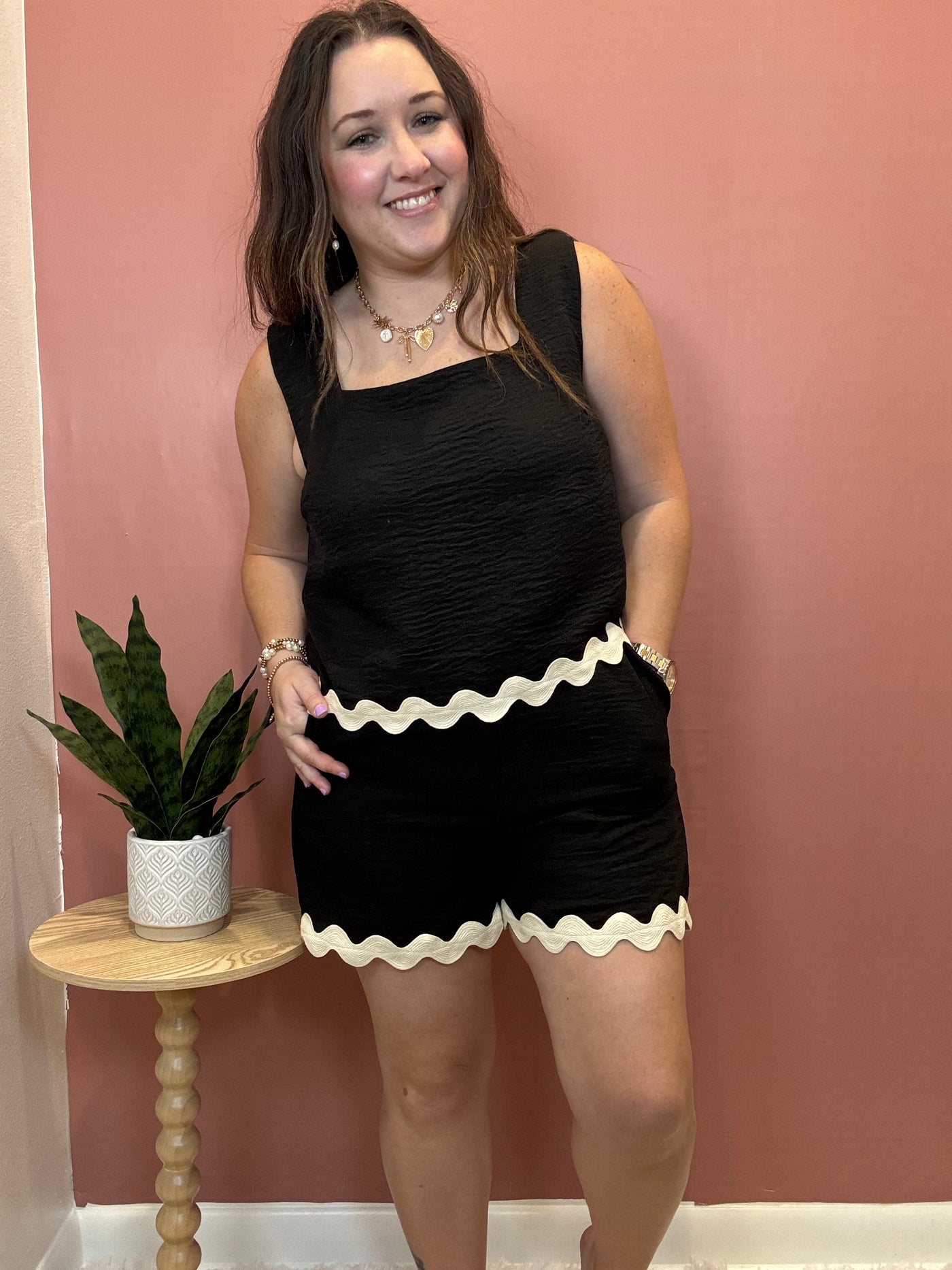 Contrast Wavy Hem Sleeveless Top