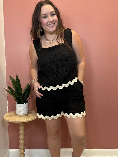 Contrast Wavy Hem Sleeveless Top