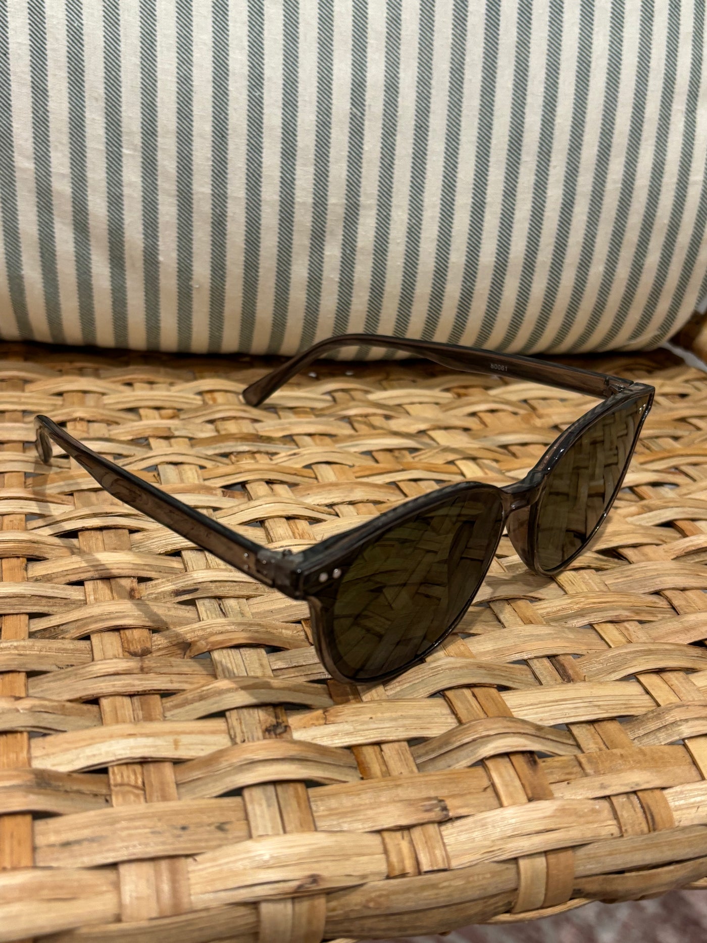 Round Frame Sunglasses | Clear Black