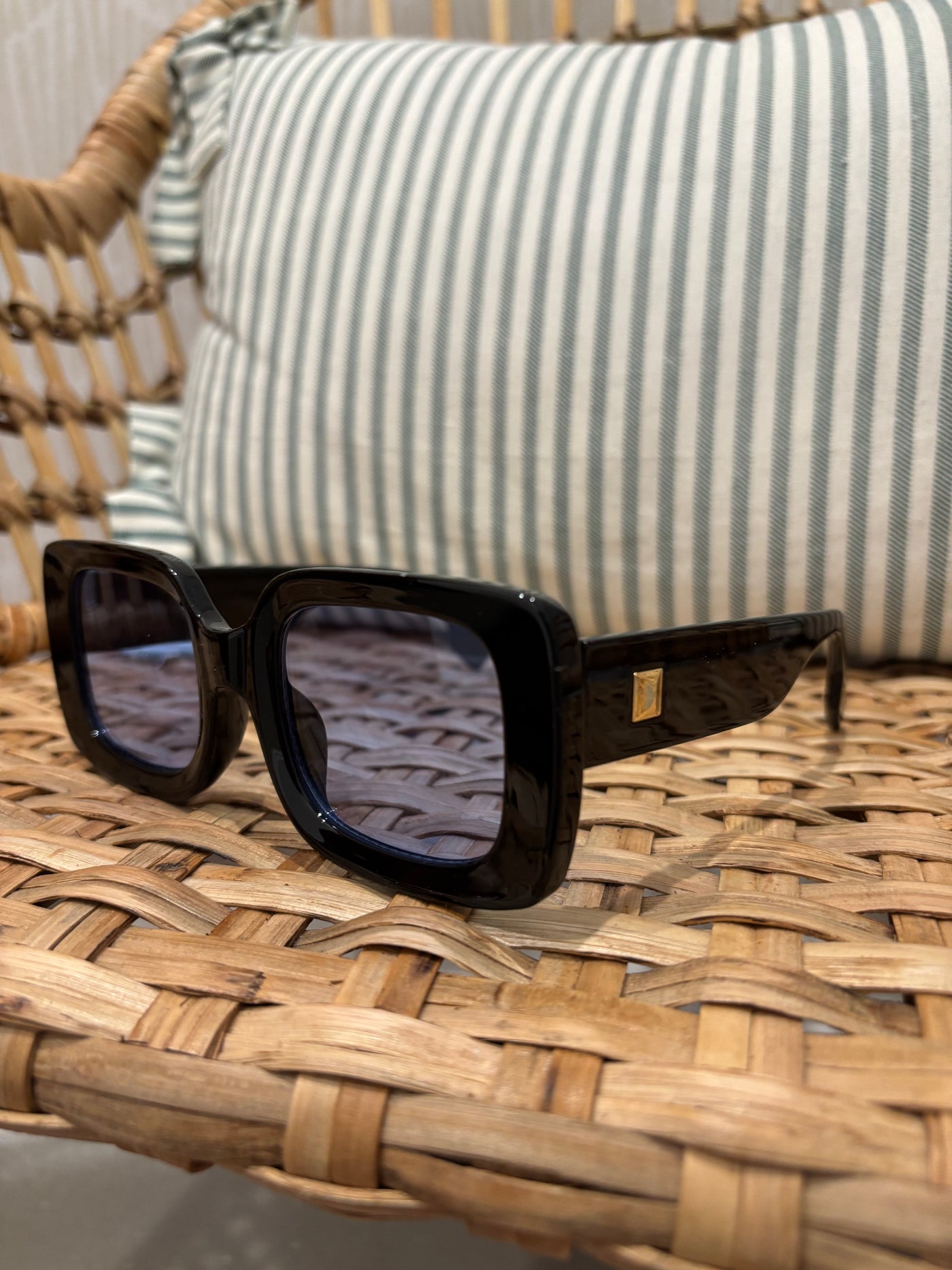 Retro Rectangle Frame Sunglasses | Black (Blue Lenses)