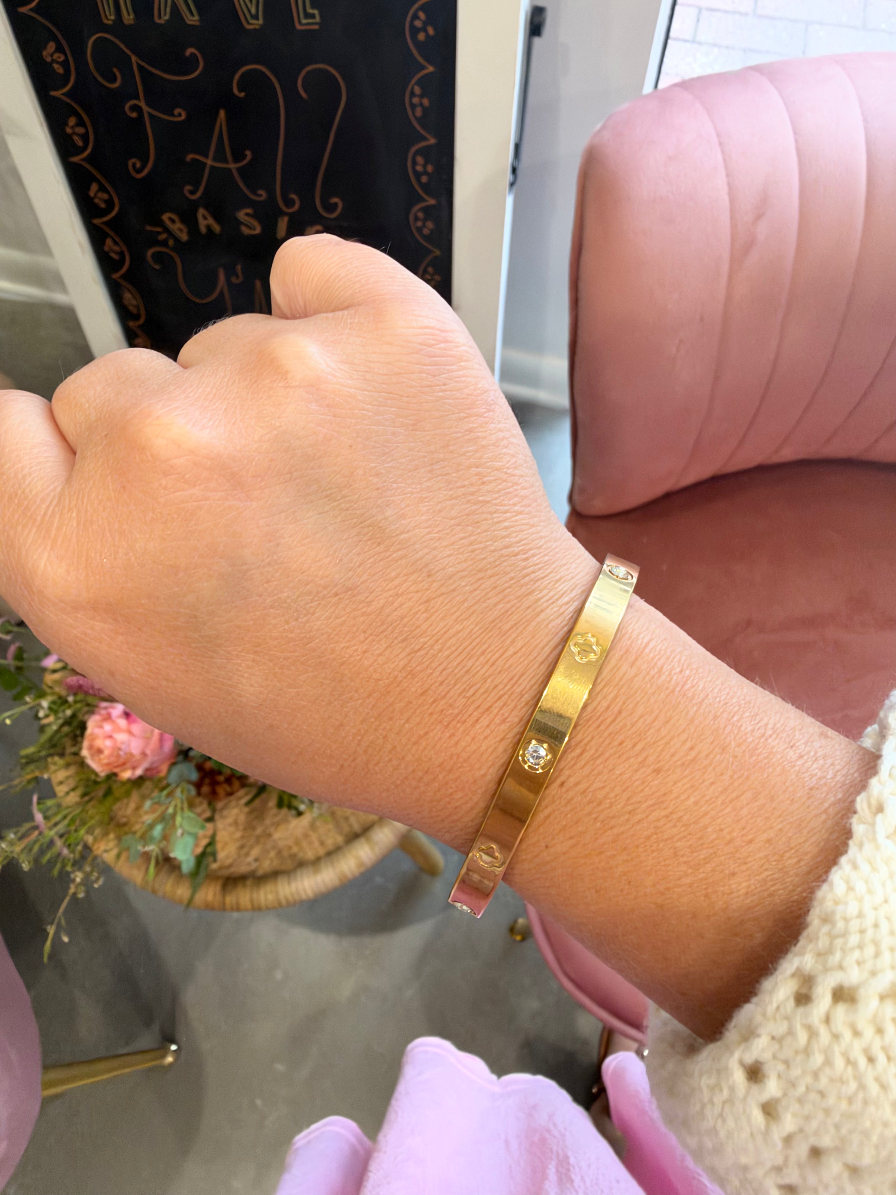 Rhinestone Clover Bangle | Gold